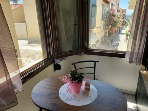 House | 2 bedrooms, desk