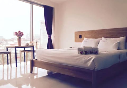 Free minibar, free WiFi, bed sheets