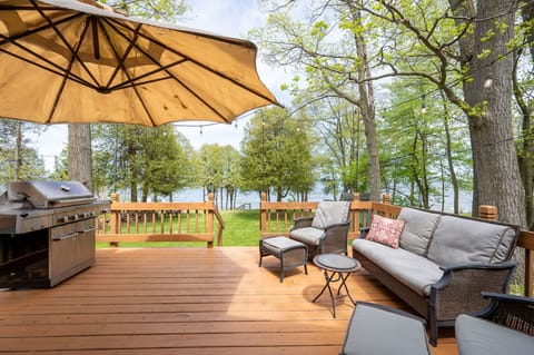 Morning coffee, sunset wine, or stargazing—this is lakeside living at its finest.