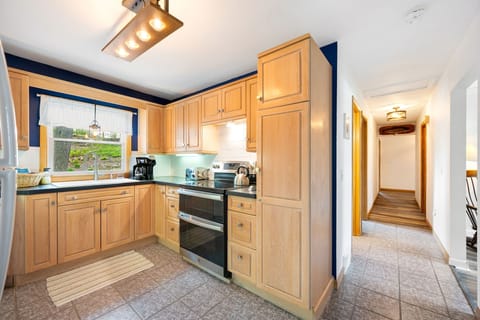 From morning coffee to family feasts—this kitchen has you covered.