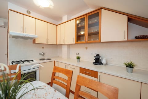 Comfort Apartment, 2 Bedrooms, Air conditioning | Private kitchen | Fridge, oven, stovetop, espresso maker