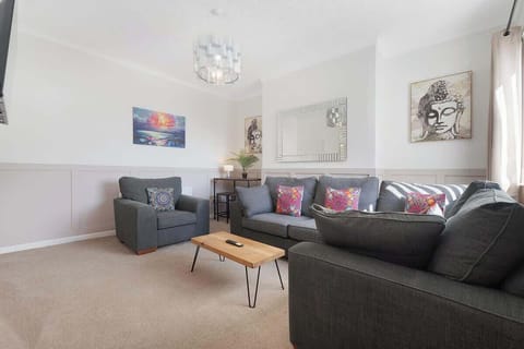 An open-plan living room equipped with a SMART TV with Netflix and a comfortable sofa to sit down and relax. 