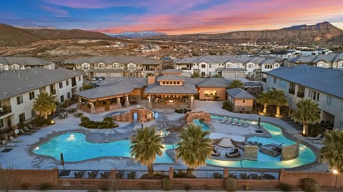 🌅🏜️Sunsets hit different out here — and this resort-style pool oasis is the perfect way to end the day. Float under the desert sky, soak in the spa, and let the warm lights + mountain views do the rest. This is your Zion getaway vibe… every single night.