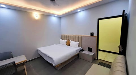 Hypo-allergenic bedding, desk, soundproofing, free WiFi