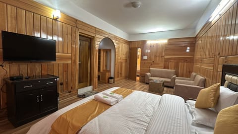 Suite | Desk, laptop workspace, WiFi (free)