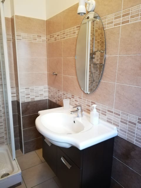 Double or Twin Room | Bathroom | Shower, free toiletries, hair dryer, bidet