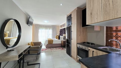 Studio | In-room safe, blackout drapes, iron/ironing board, WiFi (free)