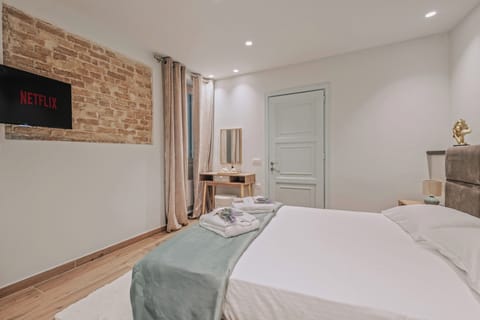 Luxury Apartment, 1 Bedroom, Kitchen | Soundproofing, iron/ironing board, free WiFi