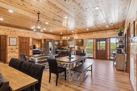 Cabin, Multiple Bedrooms | Dining