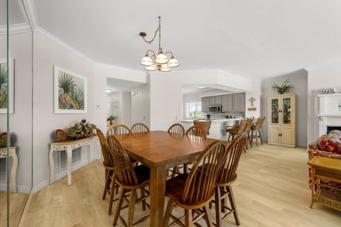 18-web-or-mls-8601 Surf Dr 1E-17