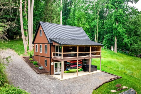 Cabin on a wooded hillside, hot tub, porch, and kayaks for guest use