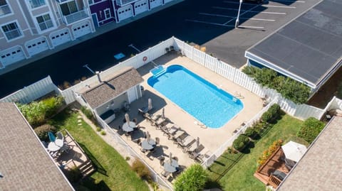 HOA pool right behind the house