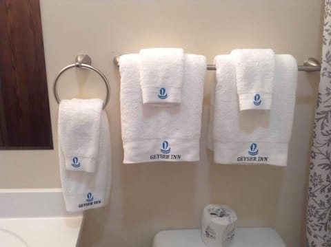 Standard Room | Bathroom | Combined shower/tub, free toiletries, hair dryer, towels