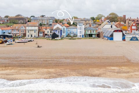 Edinburgh House, Aldeburgh: Unwind with a view of the waves from your doorstep