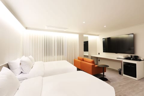 Family Suite, Multiple Beds, Non Smoking, Private Bathroom | Down comforters, laptop workspace, blackout drapes, free WiFi