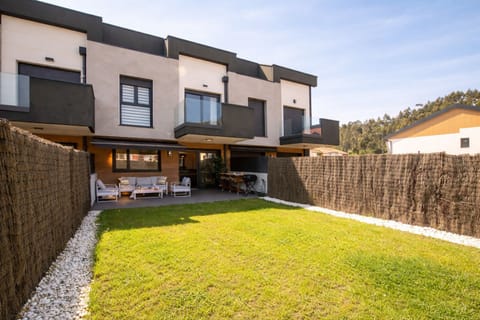 Property building,Garden,Balcony/Terrace,Dining area,Garden view