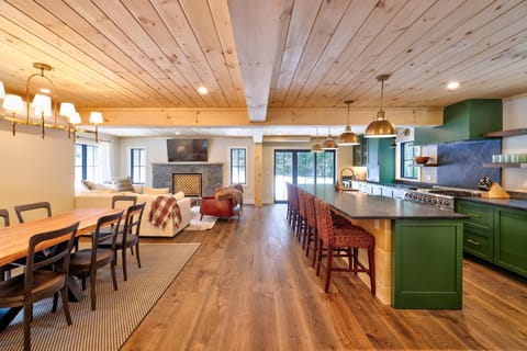 Stowe Luxury Getaway, Private & Beautiful 4BR Home (5590)