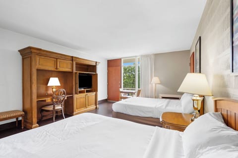 Queen Suite - Cable TV & Work Desk