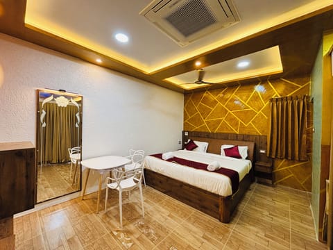 Premium Suite | Desk, soundproofing, free WiFi, bed sheets