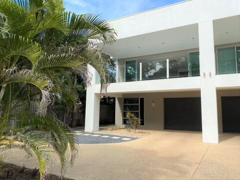 Street view of 'Rosalynda'. Beachouse1 is on the left hand side