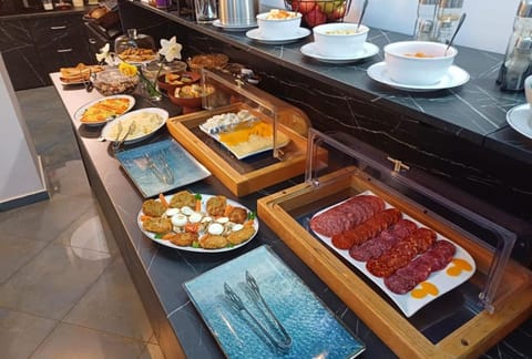 Daily buffet breakfast (RON 50 per person)
