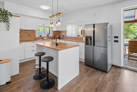 The fully equipped kitchen includes a fridge with an ice maker