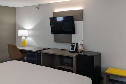 Pillowtop beds, in-room safe, desk, laptop workspace