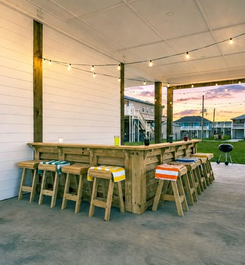 NEW tiki bar (March 2026) with seating for 10!