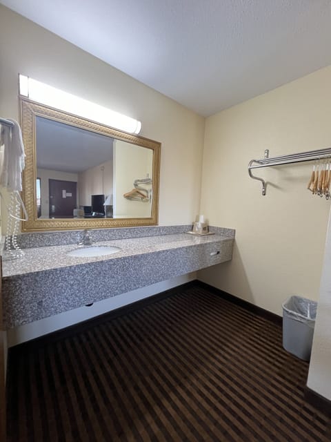 Combined shower/tub, hair dryer, towels