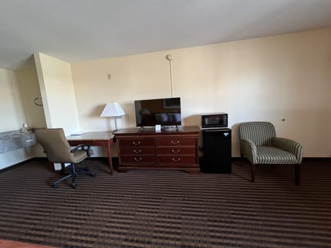 Standard Room, 1 King Bed | Desk, soundproofing, WiFi, bed sheets