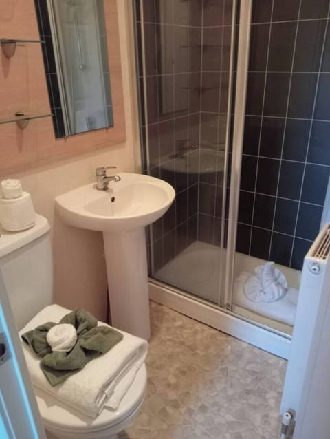 Deluxe Chalet, 3 Bedrooms, Kitchen | Bathroom