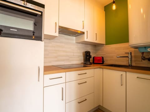 Sky, Building, House, Roof, Home, Cottage, Residential Area, Door, Human Settlement, Rural Area