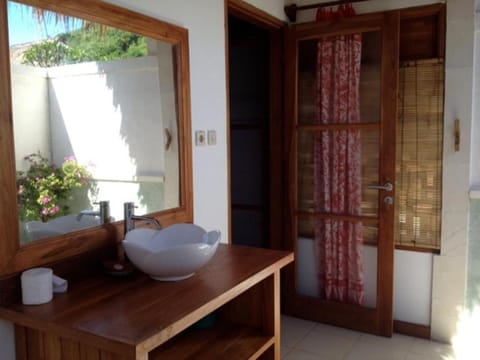 Shower, free toiletries, towels