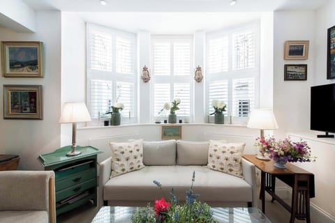 A welcoming and comfortable home in the heart of Chelsea!