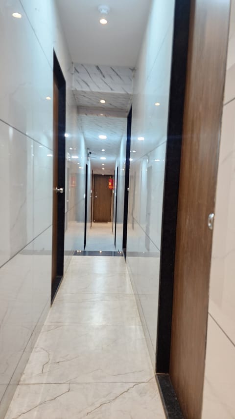 2 bars/lounges