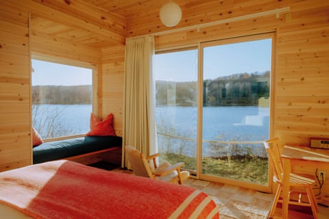 Premier Cabin, 1 King Bed, Lake View | Egyptian cotton sheets, premium bedding, down comforters, minibar