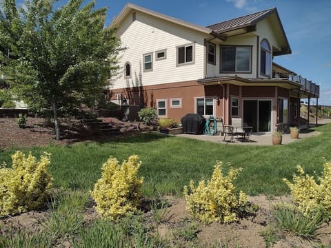 Downstairs apt. with lovely view of peaceful Laurelwood Valley.  