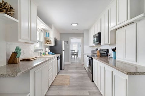 Alley kitchen space! Cooking with comfort