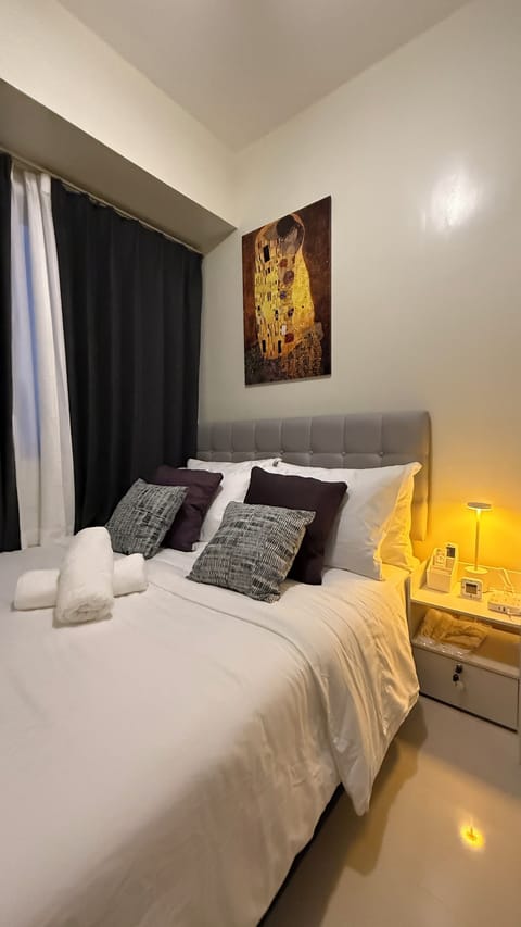 Bedroom with queen-size bed