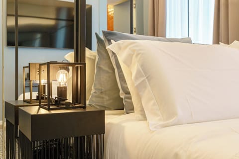 Deluxe Suite, City View | Desk, soundproofing, free WiFi