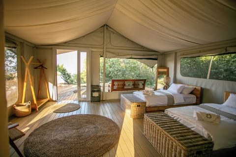 Deluxe Double or Twin Room, Lanai, Lake View | Egyptian cotton sheets, premium bedding, laptop workspace, free WiFi