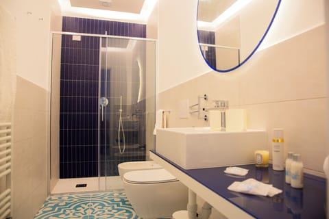 Comfort Triple Room, Balcony | Bathroom | Shower, rainfall showerhead, free toiletries, hair dryer