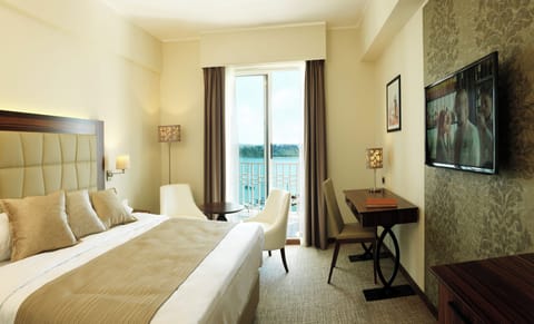 Executive Double Room Sea View/Balcony | Hypo-allergenic bedding, minibar, in-room safe, desk