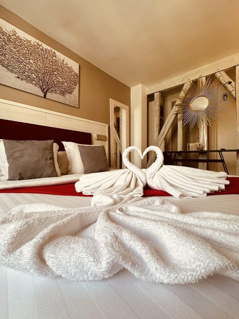 Triple Room | Desk, WiFi (free), bed sheets