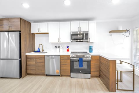 Fully equipped kitchen with stainless steel appliances, Keurig, toaster, and ample counter space.
- 8 min to Siesta Key Beach
- 1 min to Siesta Village & restaurants
- 25 min from SRQ Airport