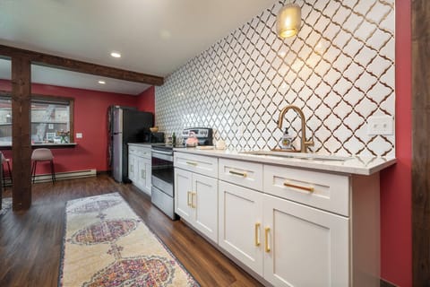 This stylish kitchen is as functional as it is beautiful—with full-size appliances, ceiling-height tile, and a fully stocked coffee and tea bar. Whether you're cooking dinner or reheating leftovers, everything you need is right at your fingertips.
