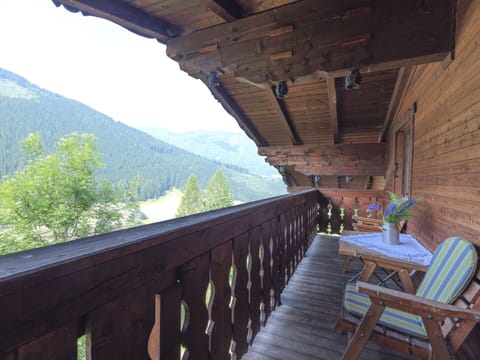 Wood, Ceiling, Hardwood, Wood Stain, Wood Flooring, Plank, Log Cabin, Beam, Daylighting, Living Room