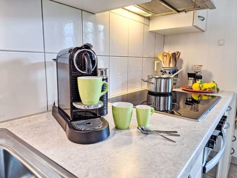 Kitchen Appliance, Small Appliance, Interior Design, Countertop, Home Appliance, Kitchen, Serveware, Machine, Coffeemaker