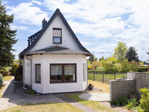 Building, Window, House, Roof, Home, Residential Area, Cottage, Shrub, Door, Siding