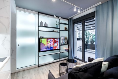 Bright modern lounge with fast Wi-Fi and responsive hosting praised in many reviews.